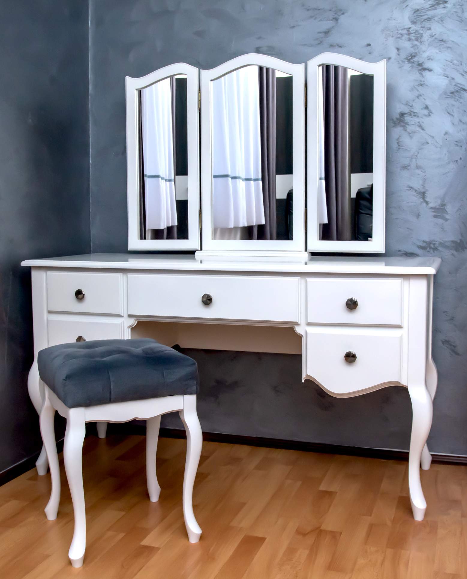 Sto za šminkanje Falbala