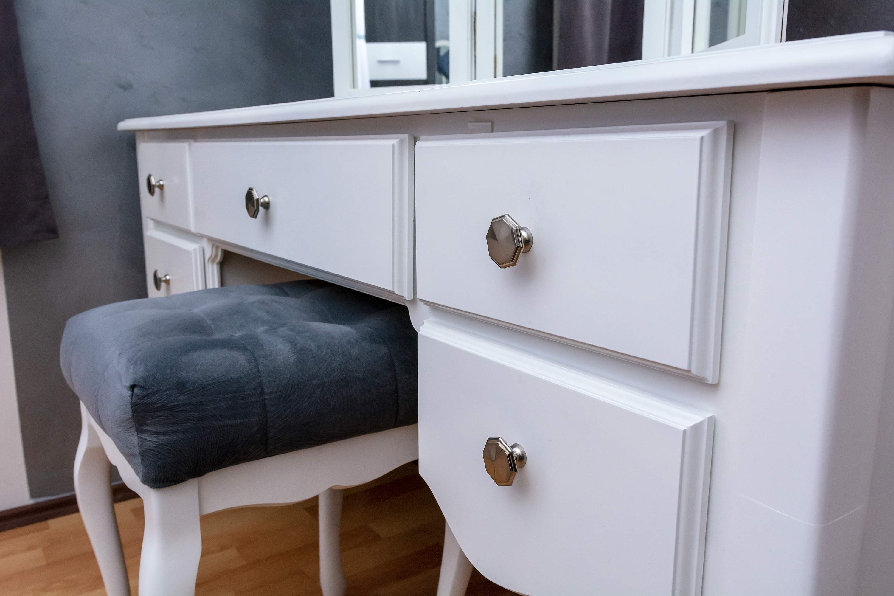 Sto za šminkanje Falbala